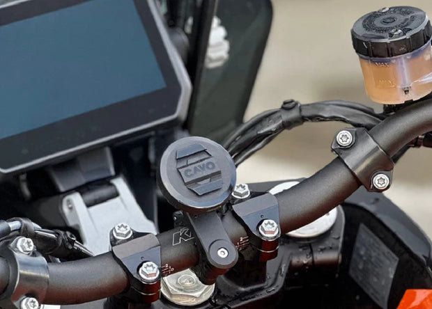 CAYO MOTO.DOKK HANDLEBAR PHONE MOUNT W/ USB-A CABLE, CHARGING MODULE, AND VIBRATION DAMPENER