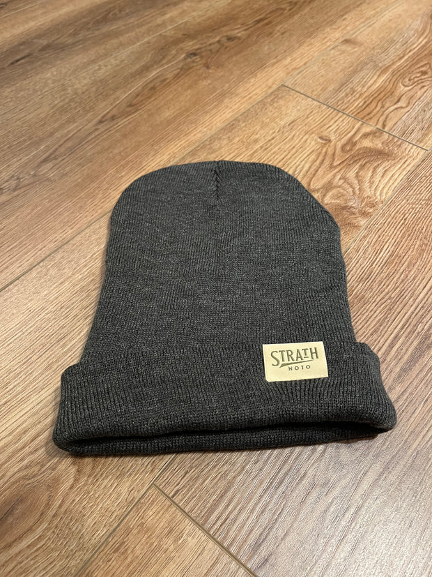 STRATH MOTO x FLANNEL FOXES TIGHT-KNIT TOQUE/BEANIE - CHARCOAL GREY