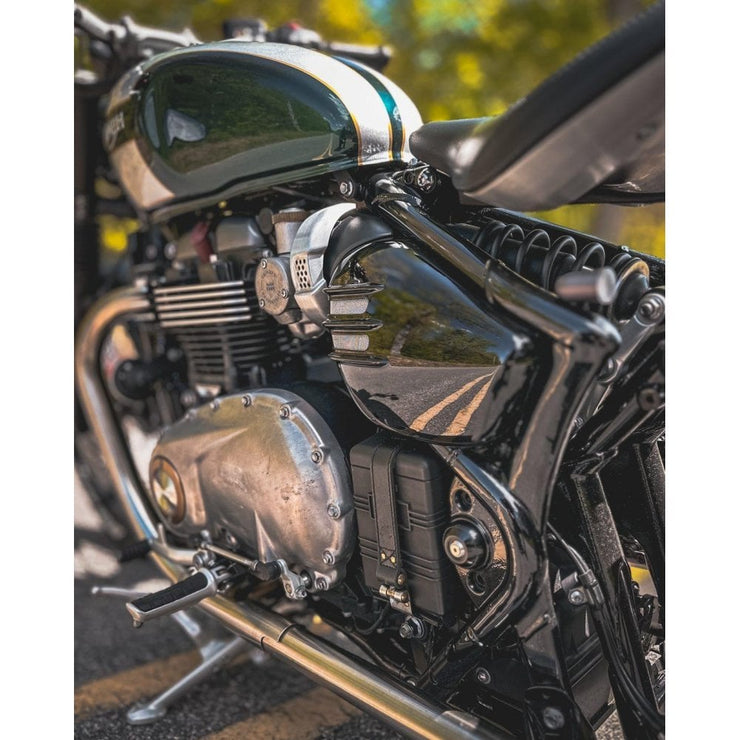 MOTONE THE BELTANE - BOBBER/SPEEDMASTER BATTERY STRAP - BLACK LEATHER & BRASS