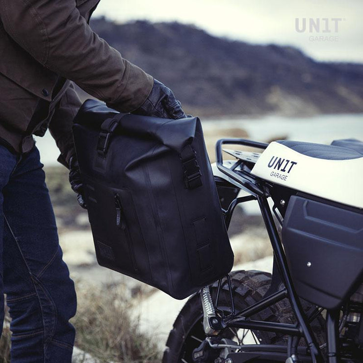 UNIT GARAGE KHALI SIDE PANNIER IN TPU + RIGHT SUBFRAME TRIUMPH T120 BONNEVILLE (2016 UNTIL NOW) AND TRIUMPH BONNEVILLE T100 (2017 UNTIL NOW)